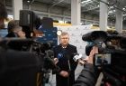 Marszałek Witold Kozłowski udziela mediom wywiadu. Na pierwszym planie widoczne kamery i mikrofony.
