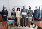 Marta Malec-Lech z zarządu województwa, radni oraz grantobiorcy podczas przekazania promes.