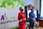 Wicemarszałek Tomasz Urynowicz oraz Iwona Gibas z Zarządu Województwa Małopolskiego podczas konferencji prasowej poświęconej transformacji energetycznej Małopolski Zachodniej