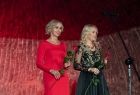 Kopalnia Soli w Wieliczce, koncert patriotyczny z okazji odzyskania przez Polskę niepodległości. Wręczenie kwiatów artystką biorącym udział w koncercie. 