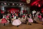 Kopalnia Soli w Wieliczce, koncert patriotyczny z okazji odzyskania przez Polskę niepodległości. Młodzież i dzieci strojach ludowych, wykonują tradycyjne tańce ludowe. 