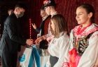 W Kopalni Soli w Wieliczce, koncert patriotyczny z okazji odzyskania przez Polskę niepodległości. wicemarszałek Łukasz Smółka wręcza upominki artystą z zespołów regionalnych. 