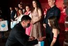 W Kopalni Soli w Wieliczce, koncert patriotyczny z okazji odzyskania przez Polskę niepodległości. wicemarszałek Łukasz Smółka wręcza upominki artystą z zespołów regionalnych.