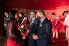 W Kopalni Soli w Wieliczce, koncert patriotyczny z okazji odzyskania przez Polskę niepodległości. Marszałek Województwa Małopolskiego Witold Kozłowski wręcza Kwiaty artystce 