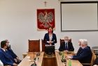 Marta Malec-Lech z zarządu województwa stoi i przemawia podczas uroczystości w Limanowej.