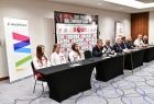 kilka osób siedzi przy stole podczas konferencji prasowej dotyczącej Mistrzostw Świata w Karate