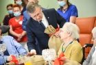 Marszałek Województwa Małopolskiego Witold Kozłowski. Nowy Sącz wizyta w Marszałka Witolda Kozłowskiego w Sądeckim Hospicjum. Wigilia z podopiecznymi sądeckiego hospicjum. 