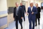 Marszałek Województwa Małopolskiego Witold Kozłowski. Nowy Sącz wizyta w Marszałka Witolda Kozłowskiego w Sądeckim Hospicjum. Oglądanie wyremontowanych pomieszczeń z Leszkiem Zegzdą i Mieczysław Kaczwińskim dyrektorem Sądeckiego hospicjum.