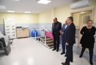 Marszałek Województwa Małopolskiego Witold Kozłowski. Nowy Sącz wizyta w Marszałka Witolda Kozłowskiego w Sądeckim Hospicjum. Oglądanie wyremontowanych pomieszczeń z Leszkiem Zegzdą i Mieczysław Kaczwińskim dyrektorem Sądeckiego hospicjum.