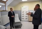 Marszałek Województwa Małopolskiego Witold Kozłowski. Oglądanie wyremontowanych pomieszczeń z Leszkiem Zegzdą i Mieczysław Kaczwińskim dyrektorem Sądeckiego hospicjum.