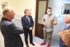 Marszałek Województwa Małopolskiego Witold Kozłowski. Oglądanie wyremontowanych pomieszczeń z Leszkiem Zegzdą i Mieczysław Kaczwińskim dyrektorem Sądeckiego hospicjum.