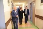 Oglądanie wyremontowanych pomieszczeń z Leszkiem Zegzdą i Mieczysław Kaczwińskim dyrektorem Sądeckiego hospicjum.