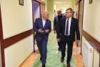 Oglądanie wyremontowanych pomieszczeń z Leszkiem Zegzdą i Mieczysław Kaczwińskim dyrektorem Sądeckiego hospicjum.