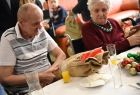 Marszałek Województwa Małopolskiego Witold Kozłowski. Nowy Sącz wizyta w Marszałka Witolda Kozłowskiego w Sądeckim Hospicjum. Wigilia z podopiecznymi sądeckiego hospicjum. 