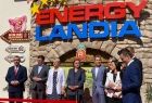 Ponowne otwarcie Energylandii. Iwona Gibas z Zarządu Województwa Małopolskiego, wojewoda małopolski Łukasz Kmita, Rafał Szlachta, prezes Polskiej Organizacji Turystycznej oraz właściciel parku Marek Goczał na tle bajkowej baszty z nazwą parku rozrywki
