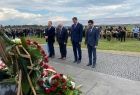 Reprezentanci Województwa Małopolskiego składają pamiątkową wiązankę