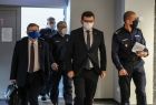 Marszałek Witold Kozłowski oraz wojewoda Łukasz Kmita udają się wraz z policjantami na naradę roczną w Komendzie Wojewódzkiej Policji w Krakowie