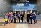 Delegacja Małopolski przed wejściem do budynku oznaczonego flagą Unii Europejskiej
