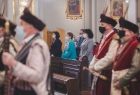 W Gorlicach uroczystą mszę św. za Ojczyznę odprawiono w Bazylice Mniejszej przy Placu Kościelnym. W ławach kościelnych stoją m.in. mężczyźni w strojach szlachty, nawiązując do czasu uchwalenia Konstytucji 3 maja