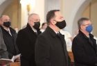 marszałek Władysław Ortyl i marszałek Witold Kozłowski stoją podczas mszy św.
