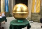 Złota kula, która zostanie umieszczona na wieży bazyliki