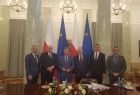 marszałek Witold Kozłowski oraz 4 mężczyzn pozuje do zdjęcia w Pałacu Prezydenckim