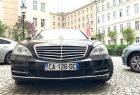 Samochód marki Mercedes-Benz, z prestiżowej klasy S, zaparkowany na dziedzińcu Urzędu Marszałkowskiego
