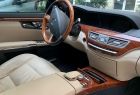 Miejsce kierowcy. Wnętrze i wyposażenie samochodu marki Mercedes
