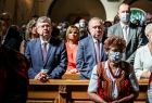 Marszałek i wójt gminy tarnów podczas Mszy świętej