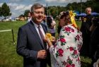 Marszałek dekorowany tradycyjnym kwiatem dożynkowym 