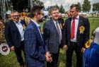 Marszałek Witold Kozłowski w towarzystwie samorządowców