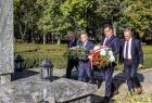 Marszałek Małopolski oraz wójt Wierzchosławic składają kwiaty pod pomnikiem Witosa