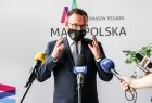 Wicemarszałek Tomasz Urynowicz podczas konferencji prasowej