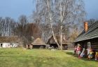 Szymbarski skansen, widok na chaty i marzanny