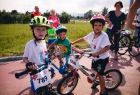 Zdjęcie przedstawia dzieci w trakcie rajdu rowerowego - Małopolska Tour