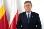 Marszałek Witold Kozłowski. Obok widoczne flagi Polski i Małopolski.