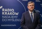 Marszałek Województwa Małopolskiego Witold Kozłowski podczas wizyty w Radiu Kraków. Marszałek stojący na tle ściany z napisem: Radio Kraków. Nadajemy do myślenia 