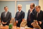 rektorzy uczelni wyższych podczas Posiedzenia Rady Naukowej ds. Strategicznych Kierunków Rozwoju Małopolski, stoją przy stole