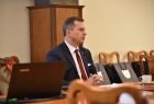 rektor Stanisław Mazur podczas Posiedzenia Rady Naukowej ds. Strategicznych Kierunków Rozwoju Małopolski, siedzi przy stole