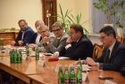 rektorzy uczelni wyższych podczas Posiedzenia Rady Naukowej ds. Strategicznych Kierunków Rozwoju Małopolski, siedzą przy stole