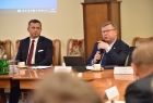 rektor Stanisław Mazur oraz marszałek Witold Kozłowski podczas Posiedzenia Rady Naukowej ds. Strategicznych Kierunków Rozwoju Małopolski, siedzą przy stole