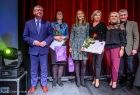 gala Małopolskiej Nagrody Poetyckiej, marszałek Witold Kozłowski wraz z laureatami nagrody