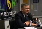 Marszałek Witold Kozłowski siedzi przy mikrofonie w Radio RDN Małopolska.