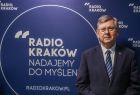 Marszałek Województwa Małopolskiego Witold Kozłowski w trakcie wizyty w Radiu Kraków. W tle ścianka firmowa radia z napisem: Radio Kraków, nadajemy do myślenia