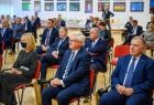 Goście uroczystości siedzą w sali na krzesłach, na pierwszym planie poseł Anna Pieczarka i wicemarszałek Małopolski Józef Gawron