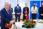Składanie życzeń świątecznych, w tle stół i świąteczne dekoracje