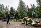 Łukasz Smółka, w imieniu władz województwa składa wieniec