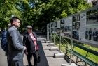 Wicemarszałek Łukasz Smółka ogląda wystawę plenerową razem z dyrektorem pogotowia Małgorzatą Popławską.