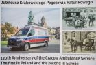 Plansze ze zdjęciami przedstawiającymi karetki pogotowia wczoraj i dziś.