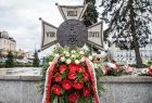 Kwiaty przy Grobie Nieznanego Żołnierza w Oświęcimiu